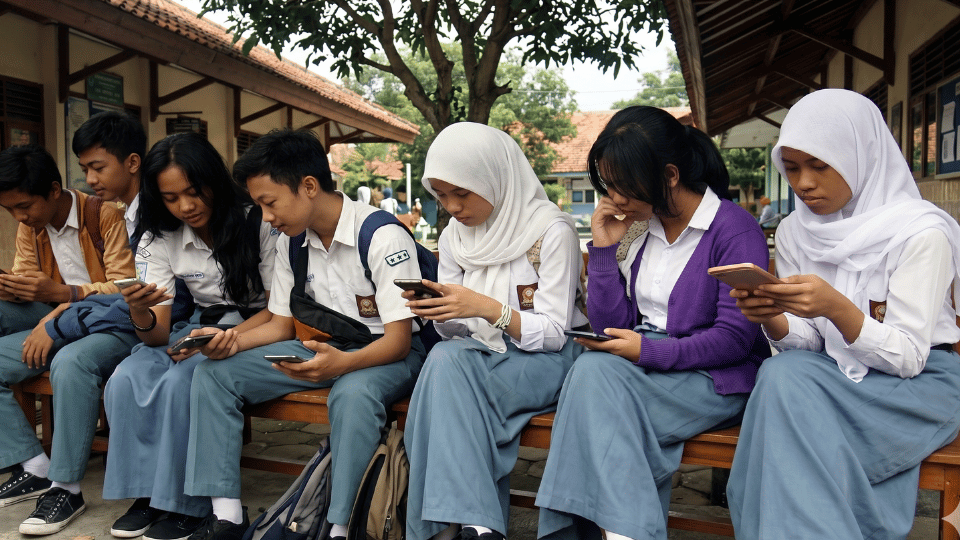 Konseling Teknik Rasional Emotif dalam Mengatasi Perilaku Kecanduan Handphone pada Remaja